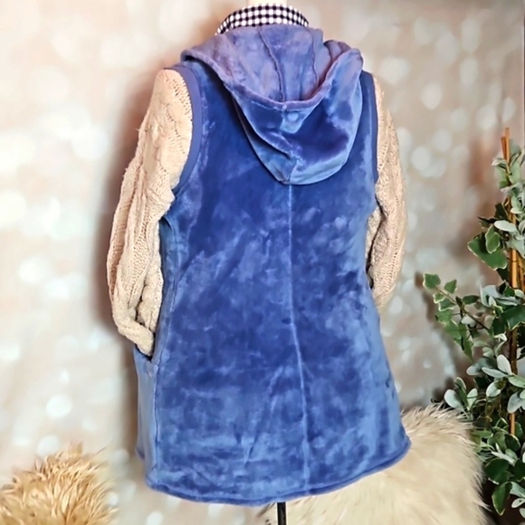 Ugg | Blue Plush Sleeveless Hoodie - Picture 3 of 10